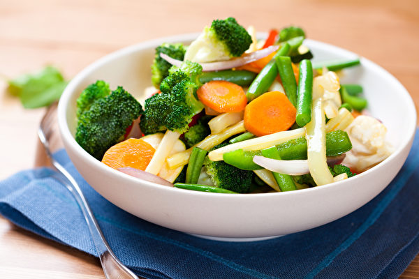 麥得飲食提倡吃不同顏色的蔬菜，可攝取到維生素C、葉酸、類黃銅等多種護腦營養素。(Shutterstock)