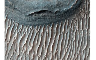 研究发现火星上巨型沙浪在移动