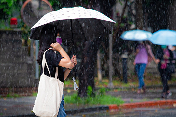 雨天濕氣重，當濕氣入侵體內，會造成許多不適。（陳柏州／大紀元）
