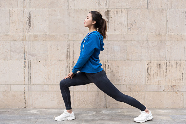 久坐族練習弓箭步，有助伸展髂腰肌。(Shutterstock)