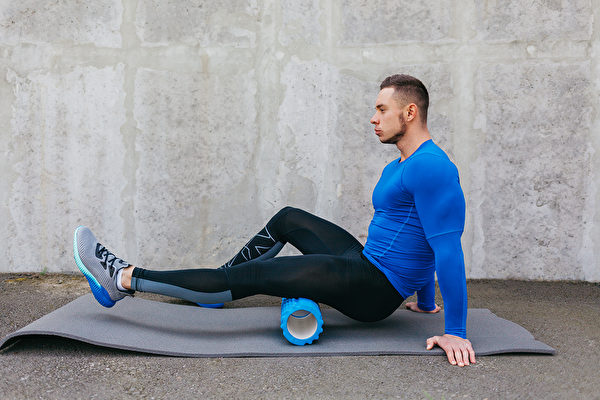 久站族可用滚筒放松腿部肌肉。(Shutterstock)