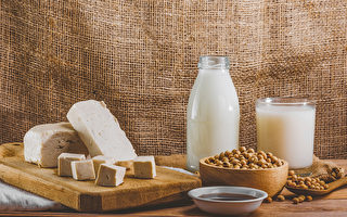 大豆和豆製品中含大豆異黃酮，有助降壞膽固醇、預防動脈硬化。(Shutterstock)