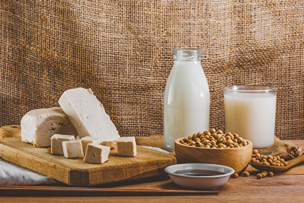 大豆和豆制品中含大豆异黄酮，有助降坏胆固醇、预防动脉硬化。(Shutterstock)