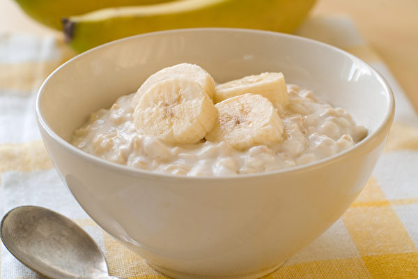 即食燕麦片以牛奶泡发后，加上水果、优格即可食用。（Shutterstock）