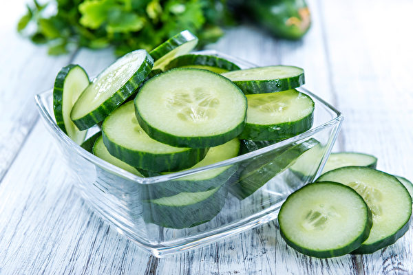 涼拌小黃瓜時加醋，可降低維生素C分解酶的活性。(Shutterstock)