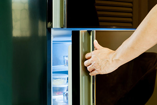 冰箱門把手非常容易有細菌的累積。(Shutterstock)