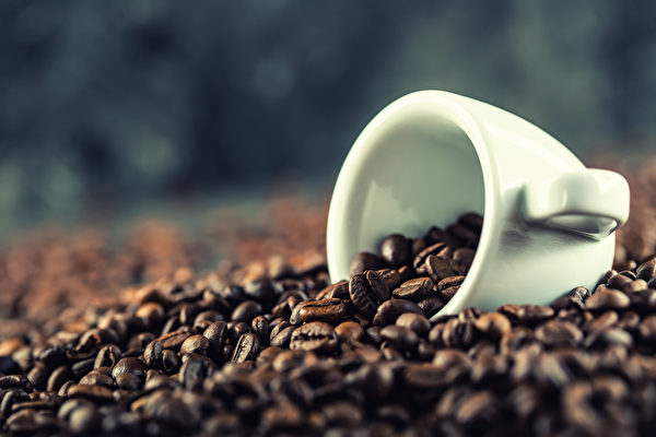 咖啡因攝取過量會帶來心悸、血壓升高、失眠、尿失禁等副作用。(Shutterstock)