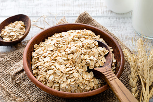 挑选燕麦产品时，以纯燕麦为佳。（Shutterstock）