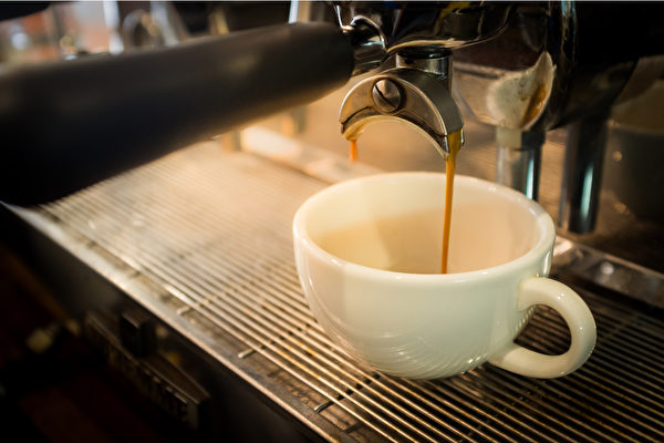 有燥熱體質或慢性疲勞症候群等類型的人，不適合多喝咖啡，選擇淺焙小杯為宜。(Shutterstock)
