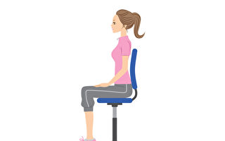 養成良好的姿勢，能避免對膝蓋等身體特定部位造成負擔。(Shutterstock)