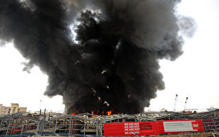 大爆炸一个月后 贝鲁特港再爆大火 浓烟滚滚