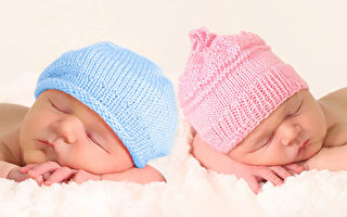 美國產婦不知懷雙胞胎 二寶出生時表情亮了