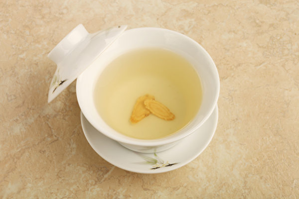 黄耆和茯苓泡水，有很好的消水肿功效。(Shutterstock)