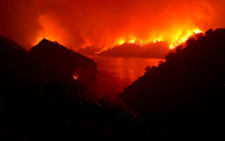 八月山火逼近大麻乡 上千居民拒撤离