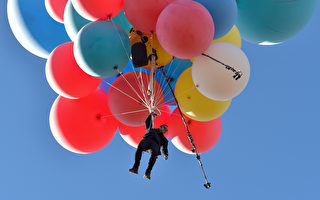 高度達7600米 美魔術師靠一束氣球飛越沙漠