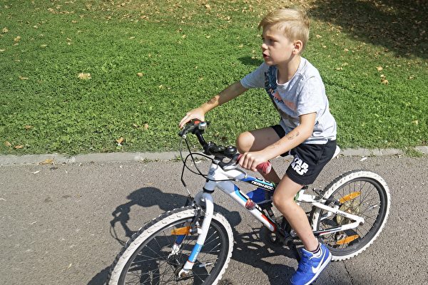 男童丢失自行车 澳洲小镇募款送他一辆新的