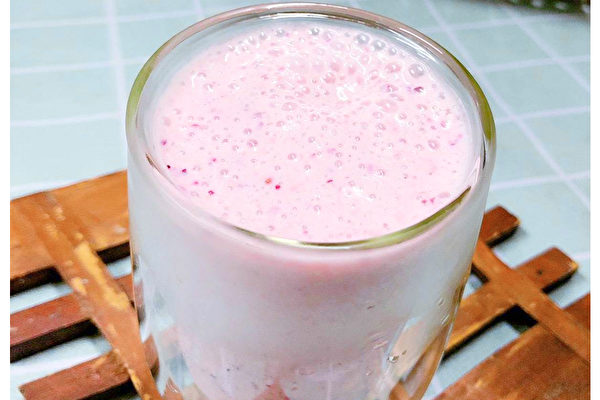 燃脂饮料三：莓果牛奶。提供大量抗氧化营养素，适合在运动后饮用。（简子匀提供）