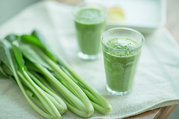 燃脂飲料二：綠拿鐵。可代替正餐，幫助減少熱量攝取、減肥，並補足微量營養素。(Shutterstock)