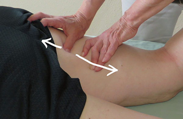 松解近端腿后肌群附着点可以帮助肌肉一路收缩至坐骨结节，而这会有助于稳定骨盆。（采实文化提供）