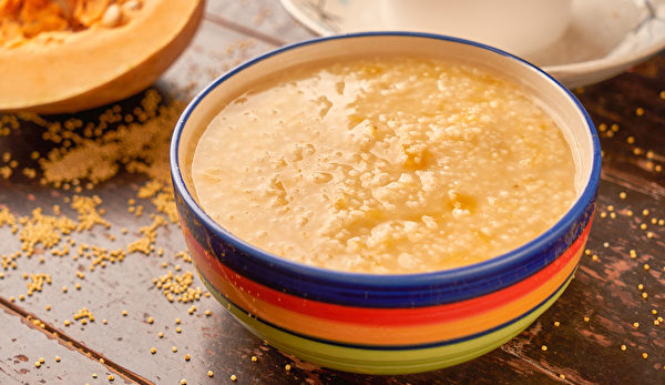 南瓜養胃吃法：南瓜和小米煮粥，對於消化道潰瘍很有幫助。(Shutterstock)