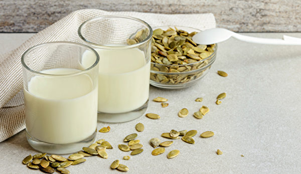 保護攝護腺的吃法：吃南瓜子或用南瓜子粉攪拌在牛奶裡飲用。(Shutterstock)