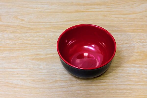 美耐皿餐具不建議盛裝滾燙熱食，以免吃入毒素。(Shutterstock)