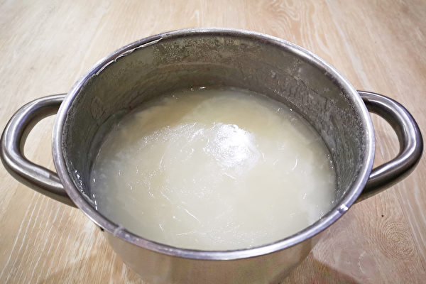 粳米粥上层浓滑如膏的米汤，就是米油（粥油），它补液填精，对于身体虚弱的老人非常滋补。(Shutterstock)