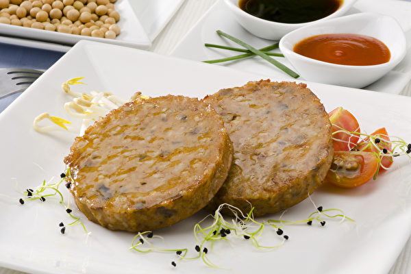 素肉多经高温加工，食用过多可能引发大肠癌。(Shutterstock)