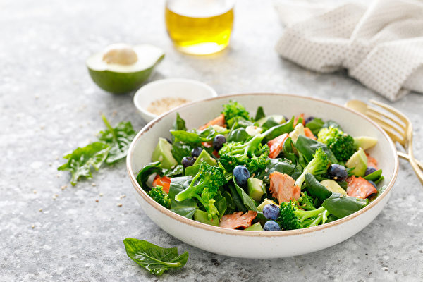 多吃深色蔬菜和莓果，有助改善慢性發炎，預防癌症。(Shutterstock)