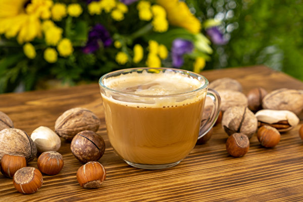 燃脂饮料之一：坚果拿铁。适合在早餐饮用，减少主食份量，帮助燃烧脂肪。(Shutterstock)