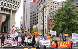 【视频】波士顿市政府广场升五星旗 多族裔抗议