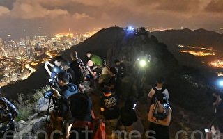 組圖：香港市民獅子山上點燈 中秋夜再抗爭