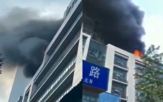 【視頻】四川成都一寫字樓著火 濃煙滾滾