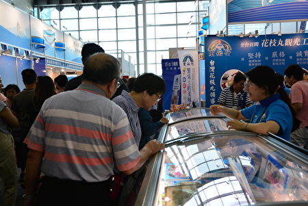 2019年高雄国际食品展“高雄海味专区”参观人潮络绎不绝。