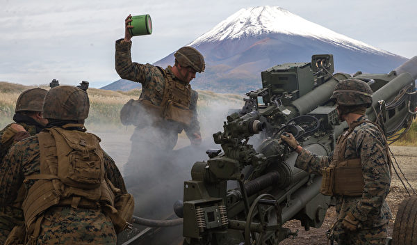 10月20日，在日本的富士營地，美國海軍陸戰隊演練發射155毫米M777A2榴彈砲。（Cpl. Savannah Mesimer/美國海軍陸戰隊）