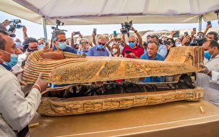 埃及出土大批石棺 现场开启惊现完整木乃伊