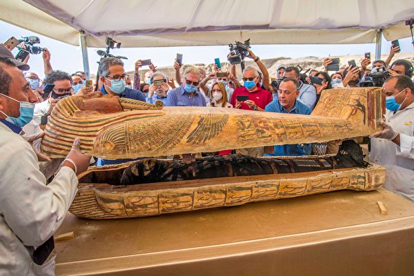 埃及出土大批石棺 現場開啟驚現完整木乃伊