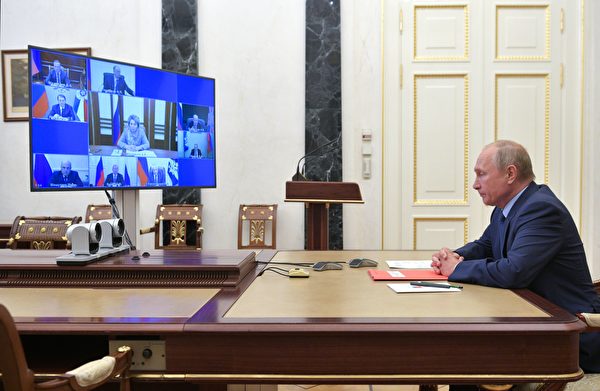 2020年10月16日，俄罗斯总统普京在莫斯科通过电话会议与安全委员会成员举行会议。当天，普京提议莫斯科和华盛顿核军备协议延长一年，无任何条件。（Alexei Druzhinin/Sputnik/AFP via Getty Images）