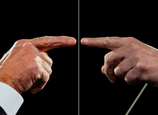 週四（10月22日），美東時間晚9點，2020年美國大選最後一場總統辯論。圖為川普（左）、拜登（右）的手。（JIM BOURG/POOL/AFP via Getty Images）