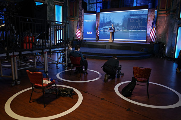 10月23日，民主党总统候选人乔•拜登（Joe Biden）在特拉华州威尔明顿的女王剧院进行竞选造势活动。（Drew Angerer/Getty Images）