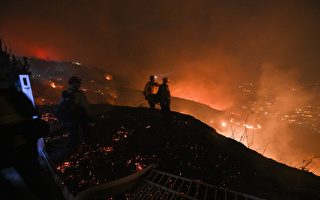 兩山火肆虐 南加州近10萬人被迫疏散