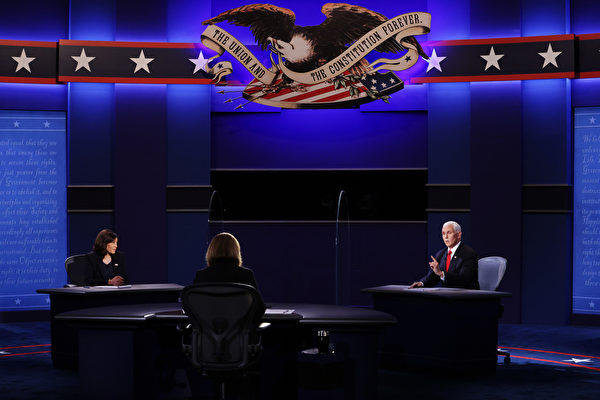 美东时间10月7日，美国2020年副总统辩论会上，贺锦丽率先就疫情应对开火。彭斯强硬回击。（Alex Wong/Getty Images）