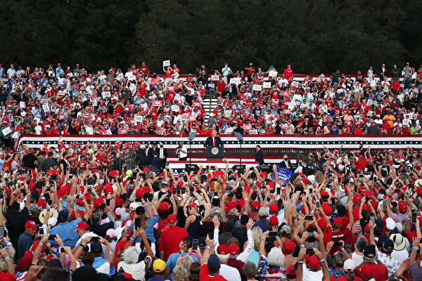10月23日，美國總統川普在佛羅里達州的村莊馬球俱樂部舉辦競選活動、發表演講。（Joe Raedle/Getty Images）