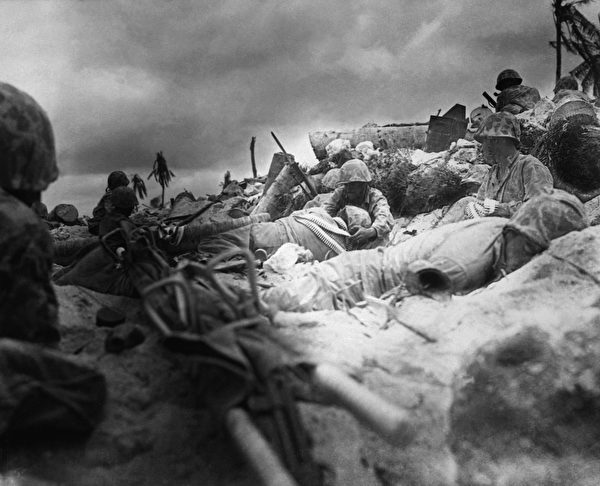 美軍在搶灘登陸時遭遇重大傷亡。（公有領域）