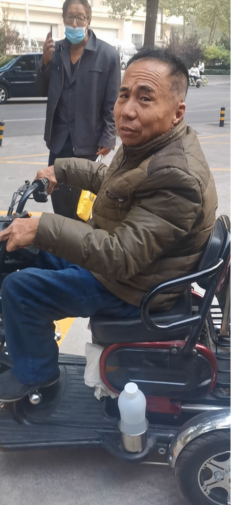 河北省檢察院喊口號訪民龐姓殘疾人。（魏永良提供）