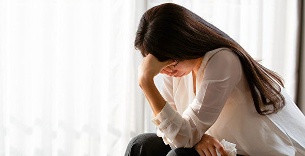 南韓研究指出，使用電子菸與憂鬱症發生有關，尤其是女性憂鬱症。(Shutterstock)