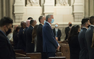 新闻简讯 纽约市警举行仪式 纪念46名染疫病逝成员