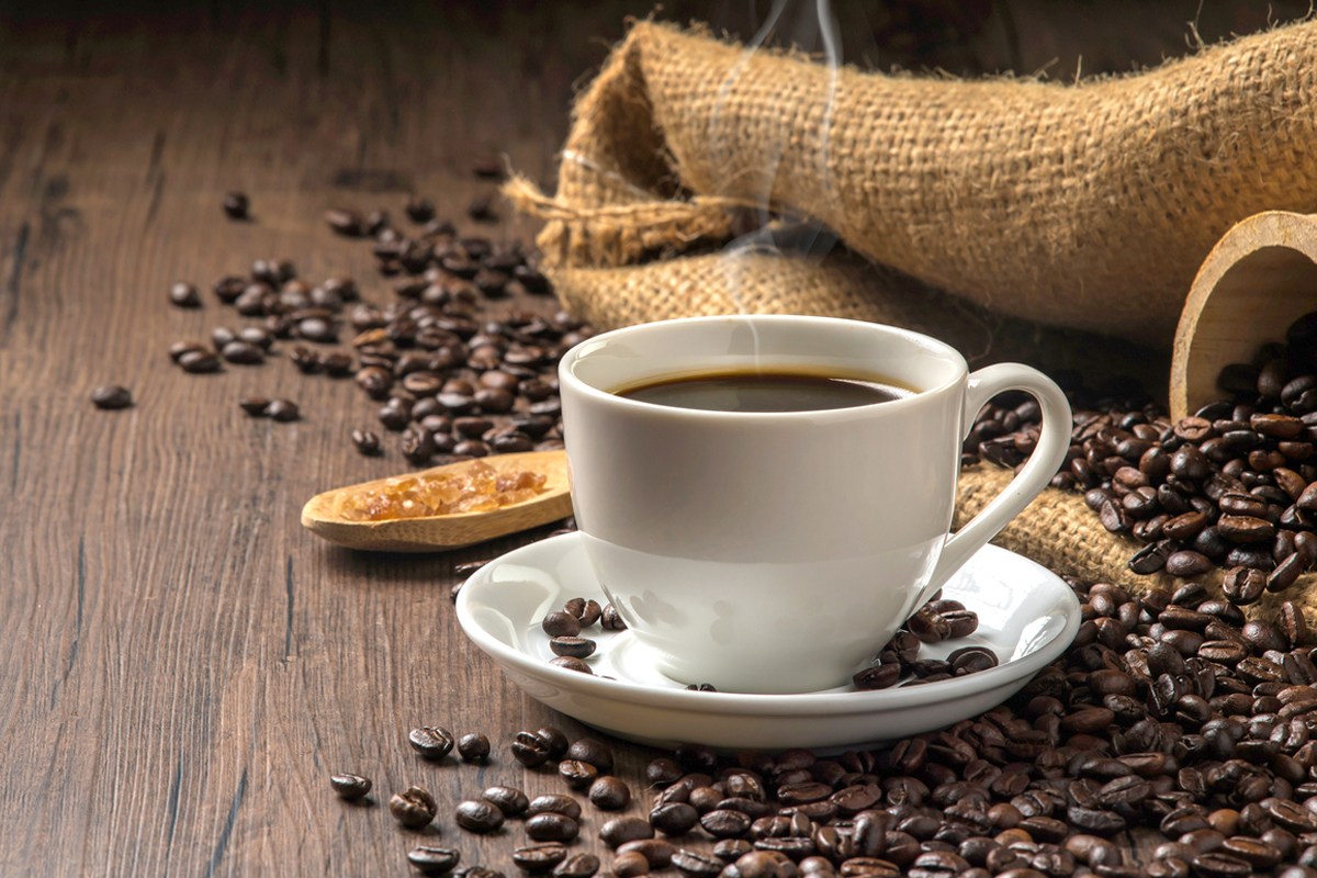 新研究发现，如果前一晚没睡好，在早餐前喝咖啡醒脑，会使血糖上升。(Shutterstock)