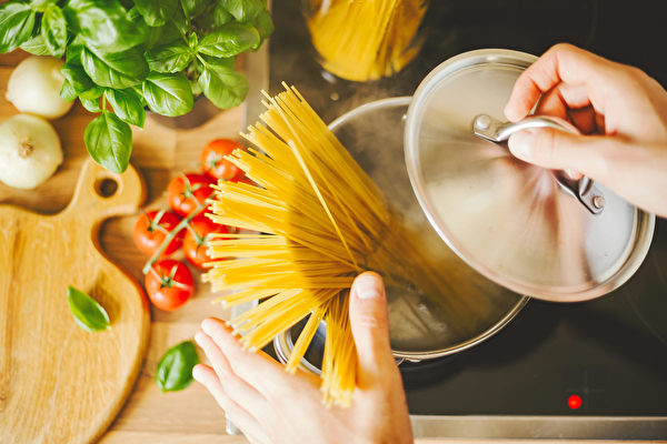意大利直面、鸡胸肉和玉米笋搭配，是低GI、低热量的减肥餐。(Shutterstock)