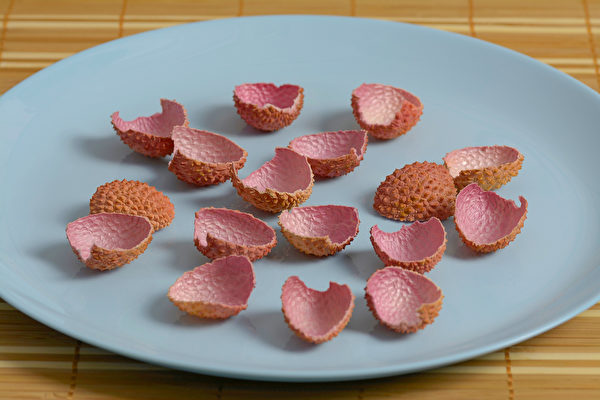 痘疮出不爽快，用荔枝壳煎汤饮。用荔枝壳浸水饮，又能解荔枝的热性。(Shutterstock)